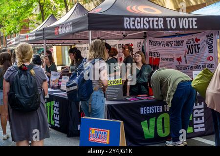 NYU-Studenten und andere Passanten feiern den nationalen Wahlregistrierungstag um… Registrierung zur Wahl, in Greenwich Village, außerhalb der New York University am Dienstag, 17. September 2024. Die Messe wurde von Headcount und NYU gesponsert. (© Richard B. Levine) Stockfoto