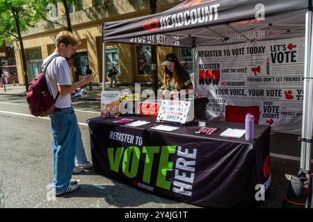 NYU-Studenten und andere Passanten feiern den nationalen Wahlregistrierungstag um… Registrierung zur Wahl, in Greenwich Village, außerhalb der New York University am Dienstag, 17. September 2024. Die Messe wurde von Headcount und NYU gesponsert. (© Richard B. Levine) Stockfoto