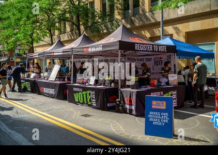 NYU-Studenten und andere Passanten feiern den nationalen Wahlregistrierungstag um… Registrierung zur Wahl, in Greenwich Village, außerhalb der New York University am Dienstag, 17. September 2024. Die Messe wurde von Headcount und NYU gesponsert. (© Richard B. Levine) Stockfoto