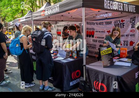 NYU-Studenten und andere Passanten feiern den nationalen Wahlregistrierungstag um… Registrierung zur Wahl, in Greenwich Village, außerhalb der New York University am Dienstag, 17. September 2024. Die Messe wurde von Headcount und NYU gesponsert. (© Richard B. Levine) Stockfoto