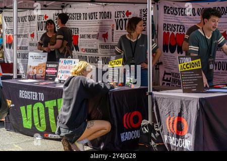 NYU-Studenten und andere Passanten feiern den nationalen Wahlregistrierungstag um… Registrierung zur Wahl, in Greenwich Village, außerhalb der New York University am Dienstag, 17. September 2024. Die Messe wurde von Headcount und NYU gesponsert. (© Richard B. Levine) Stockfoto