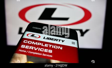 Deutschland. August 2024. In dieser Abbildung ist ein Smartphone mit der Website des US-amerikanischen Ölfelddienstleisters Liberty Energy Inc. Vor dem Geschäftslogo zu sehen. (Credit Image: © Timon Schneider/SOPA Images via ZUMA Press Wire) NUR REDAKTIONELLE VERWENDUNG! Nicht für kommerzielle ZWECKE! Stockfoto