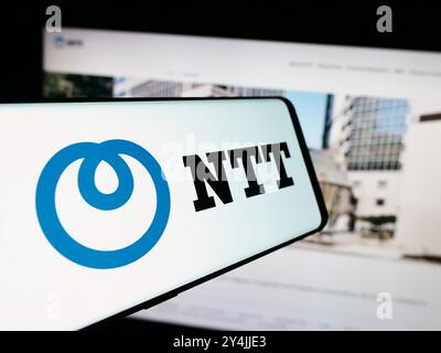 Deutschland. August 2024. In dieser Abbildung ist ein Smartphone mit dem Logo der Firma Nippon Telegraph and Telephone Corporation (NTT) vor der Business-Website zu sehen. (Credit Image: © Timon Schneider/SOPA Images via ZUMA Press Wire) NUR REDAKTIONELLE VERWENDUNG! Nicht für kommerzielle ZWECKE! Stockfoto
