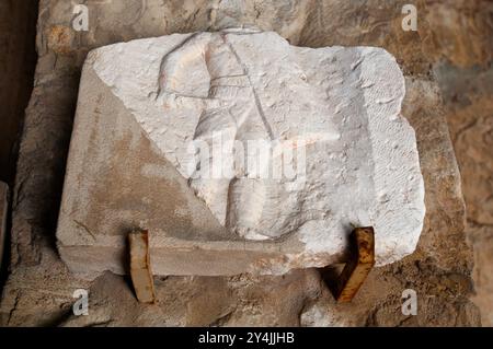 Artefakt des antiken römischen Basreliefs, sichtbar im Archäologischen Museum von Split. Dieses Foto zeigt einen Marmorstein eines Gladiators Stockfoto