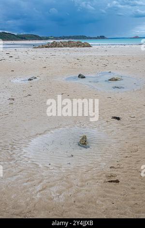 Plage de Saint-Pabu in der Bretagne bei Niedrigwasser, Frankreich Stockfoto