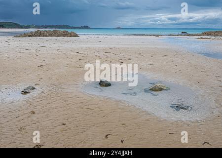 Plage de Saint-Pabu in der Bretagne bei Niedrigwasser, Frankreich Stockfoto