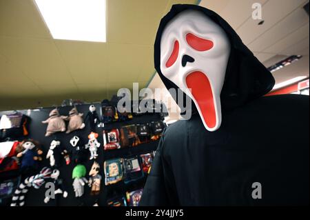 New York, USA. September 2024. Halloween Masken in einem Spirit Halloween Store in New York, NY, 18. September 2024. Auch bekannt als „All Hallow's Eve“, ist es eine westliche kulturelle Feier des Horrors und Makabres mit Schwerpunkt auf Humor, bei der Kinder Kostüme tragen und Süßigkeiten erhalten, die als Trick or Treatment bekannt sind. (Foto: Anthony Behar/SIPA USA) Credit: SIPA USA/Alamy Live News Stockfoto