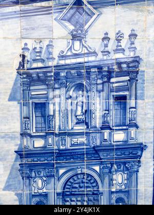 Aveiro, Portugal - 29. Mai 2024: Details traditioneller portugiesischer Fliesen (Azulejos) an der Fassade des Bahnhofs Aveiro in der Stadt Aveiro, P Stockfoto