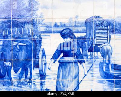 Aveiro, Portugal - 29. Mai 2024: Details traditioneller portugiesischer Fliesen (Azulejos) an der Fassade des Bahnhofs Aveiro in der Stadt Aveiro, P Stockfoto