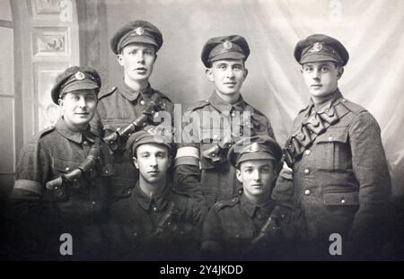 Eine Gruppe von Royal Engineers Signallern, die während des Ersten Weltkriegs in Amiens, Frankreich, aufgenommen wurden. Stockfoto