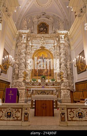 MONOPOLI, ITALIEN - 5. MÄRZ 2022: Der Hauptaltar mit dem Gemälde der Madonna und Seelen des Fegefeuer in der Kirche Chiesa Santa Maria del Suffragio by Stockfoto