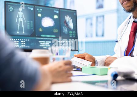 Professionelle Ärztin gibt Vitamine und Medikamente an weibliche Patienten, die richtige Behandlung auf Rezept unter der Krankenversicherung. Arzt hilft der Frau bei der Genesung. Stockfoto