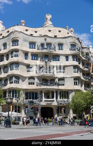 Antoni Gaudis berühmte gotische Architektur ist in ganz Barcelona, Spanien, einschließlich Casa Mila, zu sehen. Stockfoto