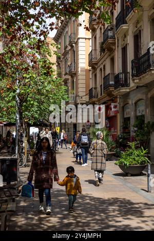 Die Leute kaufen und schlendern durch das Viertel Gracia in Barcelona, Spanien. Stockfoto