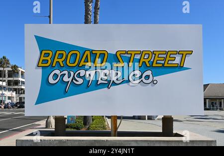 HUNTINGTON BEACH, KALIFORNIEN - 17. SEPTEMBER 2024: Schild Broad Street Oyster Company am Pacific Coast Highway am Pier. Stockfoto