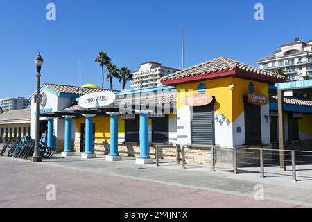 HUNTINGTON BEACH, KALIFORNIEN - 17. SEPTEMBER 2024: Die Cabo Wabo Sand Bar an der Promenade in der Nähe des Huntington Beach Pier. Stockfoto