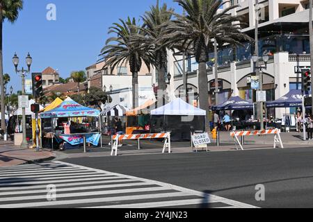 HUNTINGTON BEACH, KALIFORNIEN - 17. SEPTEMBER 2024: Händler richten sich an der Main Street für den Surf City Nights Certified Farmers Market ein und jeden Dienstag EV Stockfoto