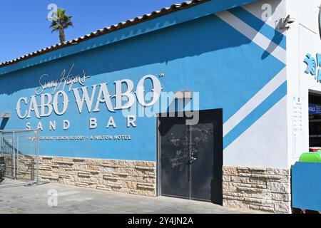 HUNTINGTON BEACH, KALIFORNIEN - 17. SEPTEMBER 2024: Schild für die Sammy Hagar Cabo Wabo Sand Bar an der Promenade in der Nähe des Huntington Beach Pier. Stockfoto