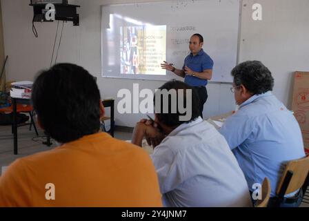 San Cristobal de las Casas, Chiapas, Mexiko; 11 08 2006; Ein männlicher Lehrer vor einer Gruppe von Erwachsenen, die eine Lektion in einem Klassenzimmer unterrichten. Stockfoto