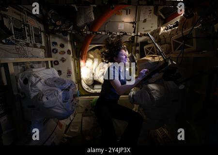 Internationale Raumstation, Erdumlaufbahn. 14. September 2024. Der NASA-Astronaut und Expedition 71-Flugingenieur Tracy Caldwell-Dyson arbeitet an einem Computer in der Quest-Luftschleuse der Internationalen Raumstation am 14. September 2024 in der Erdumlaufbahn. Quelle: Astronaut bereitgestellt/NASA Photo/Alamy Live News Stockfoto