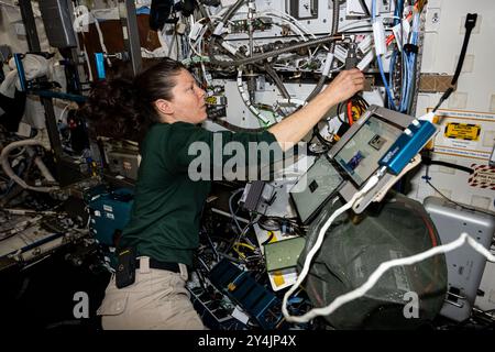 Internationale Raumstation, Erdumlaufbahn. September 2024. Tracy Caldwell-Dyson, NASA-Astronaut und Expedition-71-Flugingenieur, testet die Konfiguration von Computern, die Lebenserhaltungssysteme im Destiny-Labormodul der Internationalen Raumstation steuern, 14. September 2024 in der Erdumlaufbahn. Quelle: Astronaut bereitgestellt/NASA Photo/Alamy Live News Stockfoto