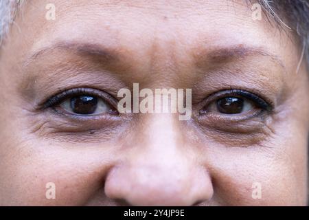 Weisheit und Erfahrung zeigen, Nahaufnahme der Augen einer älteren Frau Stockfoto