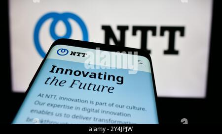 Deutschland. August 2024. In dieser Abbildung ist ein Mobiltelefon mit der Website der Firma Nippon Telegraph and Telephone Corporation (NTT) vor dem Logo zu sehen. (Foto von Timon Schneider/SOPA Images/SIPA USA) *** ausschließlich für redaktionelle Nachrichten *** Credit: SIPA USA/Alamy Live News Stockfoto