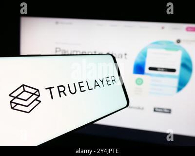 Deutschland. August 2024. In dieser Abbildung ist ein Mobiltelefon mit dem Logo des britischen Zahlungsverkehrsunternehmens TrueLayer vor der Business-Website zu sehen. (Foto von Timon Schneider/SOPA Images/SIPA USA) *** ausschließlich für redaktionelle Nachrichten *** Credit: SIPA USA/Alamy Live News Stockfoto