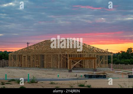 Georgetown, TX - 10. September 2024: Einfamilienhaus mit Plattenfundamenten und dimensionalen Holzrahmen und Dachfachwerkrahmen bei Sonnenuntergang Stockfoto