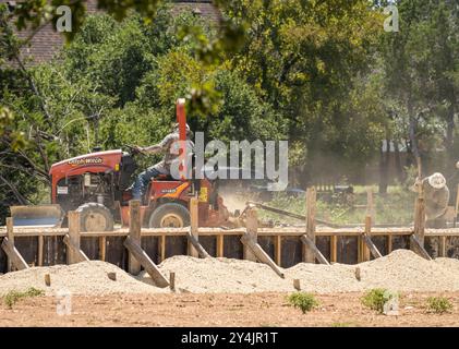 Georgetown, Texas – 10. September 2024: Gratch Witch Tractor, der die Gräben für Abflüsse in der Basis der Fundamentplatte erstellt. Stockfoto