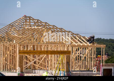 Georgetown, TX - 10. September 2024: Einfamilienhaus mit Plattenfundamenten, dimensionalen Holzrahmen Dachträgern, die die Struktur des Hauses schaffen Stockfoto