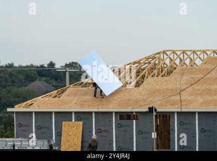Georgetown, TX - 17. September 2024: Einfamilienhaus mit Plattenfundamenten und dimensionalen Holzrahmen mit reflektierenden Dachplatten von Eclipse Stockfoto