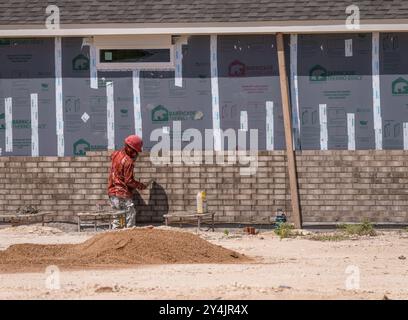 Georgetown, TX – 14. September 2024: Einfamilienhaus mit Plattenfundamenten und dimensionalen Holzrahmen mit Ziegelverkleidung Stockfoto