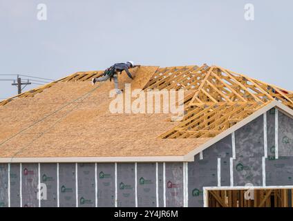 Georgetown, TX - 17. September 2024: Einfamilienhaus mit Plattenfundamenten und dimensionalen Holzrahmen mit reflektierenden Dachplatten von Eclipse Stockfoto