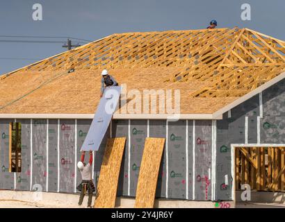 Georgetown, TX - 17. September 2024: Einfamilienhaus mit Plattenfundamenten und dimensionalen Holzrahmen mit reflektierenden Dachplatten von Eclipse Stockfoto