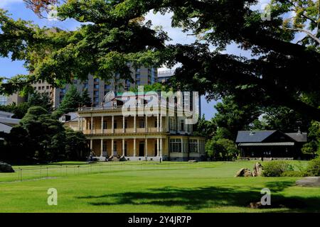 Das Haus im westlichen Stil der Familie Iwasaki, dem Gründer von Mitsubishi, entworfen von dem britischen Architekten Josiah Conder im Kyu-Iwasaki-tei Garden. Taitō, Tokio, Japan Stockfoto