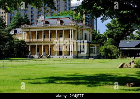 Das Haus im westlichen Stil der Familie Iwasaki, dem Gründer von Mitsubishi, entworfen von dem britischen Architekten Josiah Conder im Kyu-Iwasaki-tei Garden. Taitō, Tokio, Japan Stockfoto