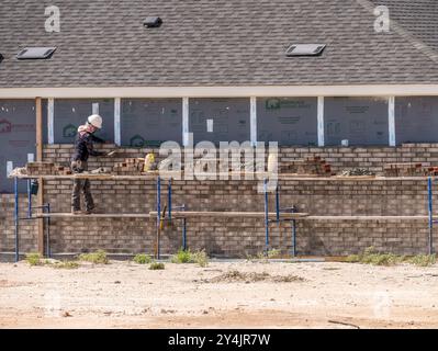 Georgetown, TX – 17. September 2024: Einfamilienhaus mit Plattenfundamenten und dimensionalen Holzrahmen mit Ziegelverkleidung Stockfoto