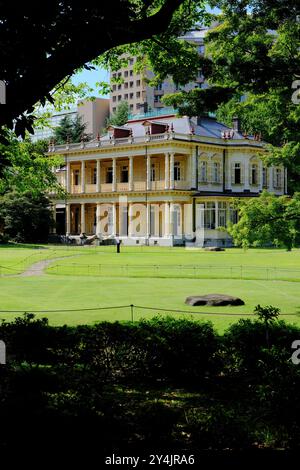 Das Haus im westlichen Stil der Familie Iwasaki, dem Gründer von Mitsubishi, entworfen von dem britischen Architekten Josiah Conder im Kyu-Iwasaki-tei Garden. Taitō, Tokio, Japan Stockfoto