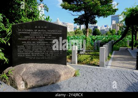 Gedenkstele, die Sekizo Uyeda und Miles W Vaughn gewidmet ist, am Ufer des Lotus Pond im Ueno Park. Ueno, Taito Ward, Tokio, Japan Stockfoto