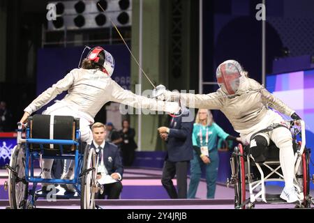 Brianna VIDE von Frankreich gegen Gemma Collis aus Großbritannien im Rollstuhlfechten - Women's Sabre Kategorie A Repechage im Grand Palais, Paris, bei den Paralympischen Spielen 2024. Stockfoto