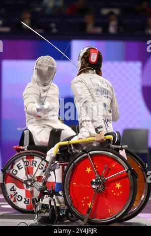 Nino TIBILASHVILI von Georgia gegen GU Haiyan aus China im Rollstuhlfechten - Women's Sabre Kategorie A Halbfinale im Grand Palais in den Paralympischen Spielen 2024, Paris, Frankreich. Stockfoto