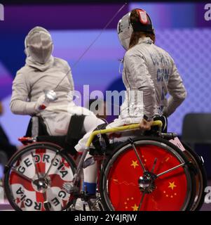 Nino TIBILASHVILI von Georgia gegen GU Haiyan aus China im Rollstuhlfechten - Women's Sabre Kategorie A Halbfinale im Grand Palais in den Paralympischen Spielen 2024, Paris, Frankreich. Stockfoto