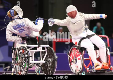 Eva Andrea HAJMASI von Ungarn gegen Kinga DROZDZ von Polen im Rollstuhlfechten - Women's Sabre Kategorie A Halbfinale im Grand Palais, Paris, bei den Paralympischen Spielen 2024. Stockfoto