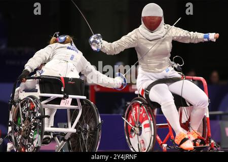 Eva Andrea HAJMASI von Ungarn gegen Kinga DROZDZ von Polen im Rollstuhlfechten - Women's Sabre Kategorie A Halbfinale im Grand Palais, Paris, bei den Paralympischen Spielen 2024. Stockfoto