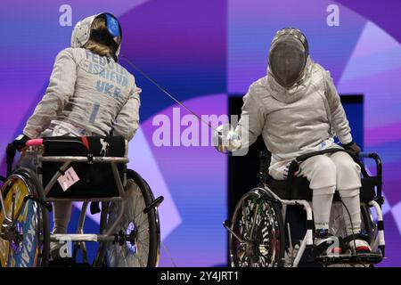 Olena FEDOTA-ISAIEVA von Ukraine gegen Boglarka MEZO von Ungarn im Rollstuhlfechten - Frauen-Säbel Kategorie B Repechage im Grand Palais in den Paralympischen Spielen 2024, Paris, Frankreich. Stockfoto