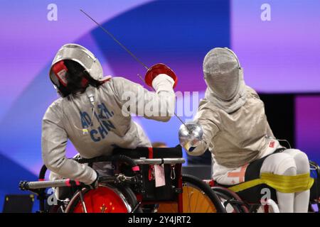 AO Lanzhu aus China gegen Irma KHETSURIANI aus Georgien im Rollstuhlfecht - Frauen-Säbel Kategorie B Repechage im Grand Palais bei den Paralympischen Spielen 2024, Paris, Frankreich. Stockfoto