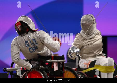 AO Lanzhu aus China gegen Irma KHETSURIANI aus Georgien im Rollstuhlfecht - Frauen-Säbel Kategorie B Repechage im Grand Palais bei den Paralympischen Spielen 2024, Paris, Frankreich. Stockfoto