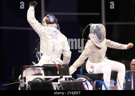 Eva Andrea HAJMASI von Ungarn gegen Brianna VIDE von Frankreich im Rollstuhlfecht - Women's Sabre Kategorie A Repechage im Grand Palais, Paris, bei den Paralympischen Spielen 2024. Stockfoto