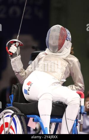 Eva Andrea HAJMASI von Ungarn gegen Brianna VIDE von Frankreich (im Bild) im Rollstuhlfecht – Repechage der Kategorie A Der Frauen im Grand Palais, Paris, bei den Paralympischen Spielen 2024. Stockfoto